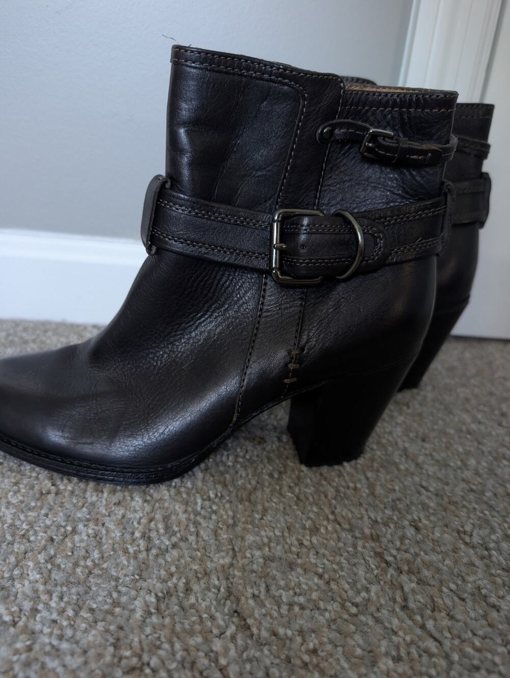 Sofft Booties Size 8.5 M Womens Ankle Boots Blackish Brown Leather Heeled Buckle